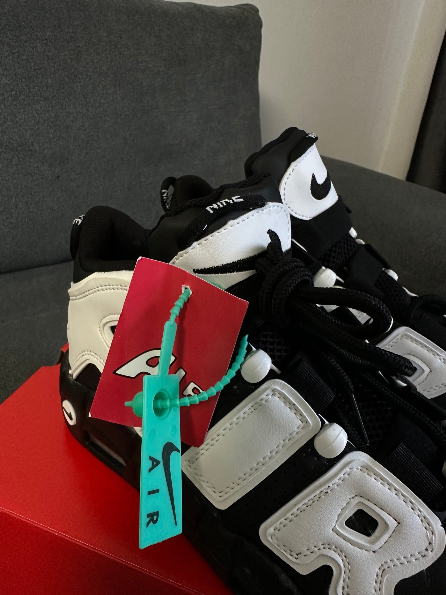 Adidași Nike Uptempo
